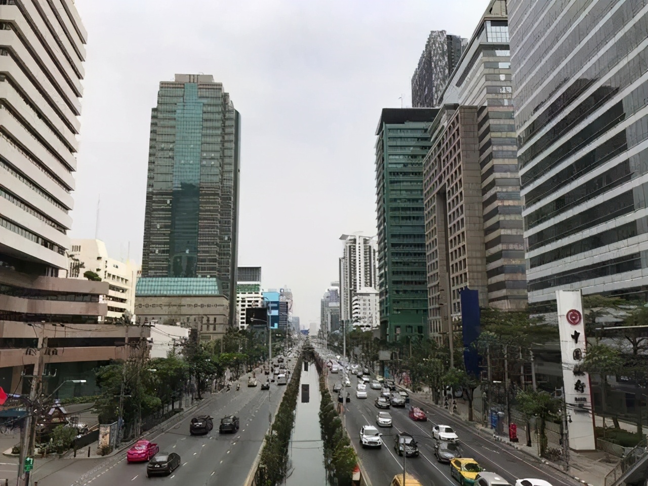 仅3套！曼谷“华尔街”轻轨旁豪宅公寓丨准现房 The Lofts Silom