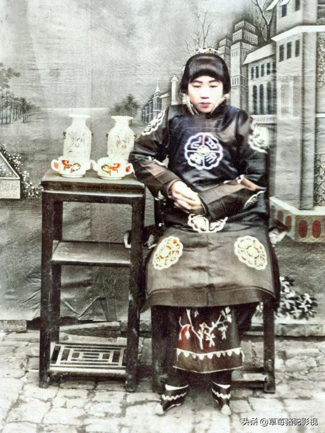 珍贵彩色照片：1900年老北京记忆官员出行，小脚女人在家宅着