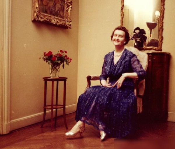 美国宅女：父亲去世，19岁继承6亿，宅家80年10