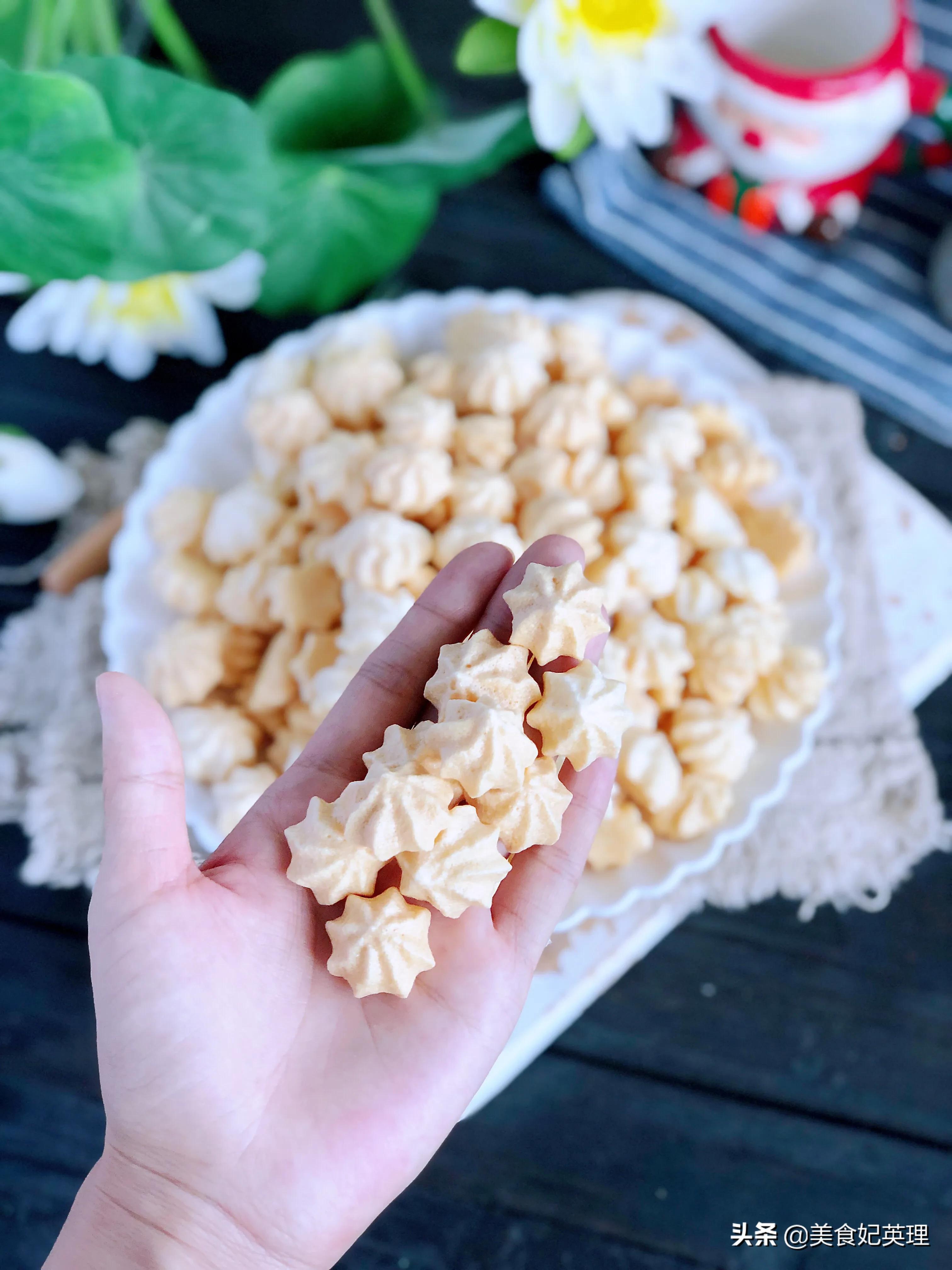用蛋清做小零食简直太香了，两个蛋清做一堆！入口即化宝宝超喜欢
