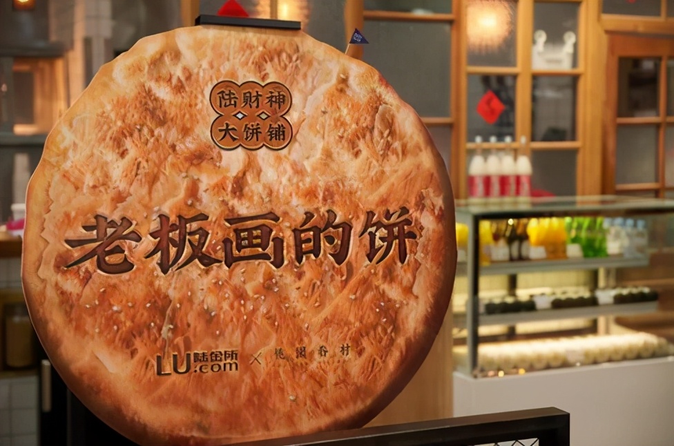 我在一家小公司做了两年内贸销售，现在想转行外贸，该如何开始？