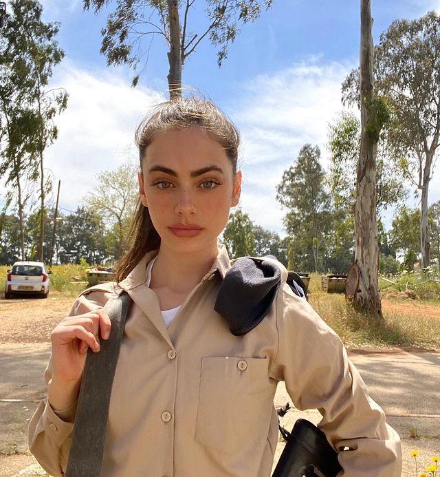19岁以色列女兵获世界最美面孔，五官精致身材曼妙力压迪丽热巴