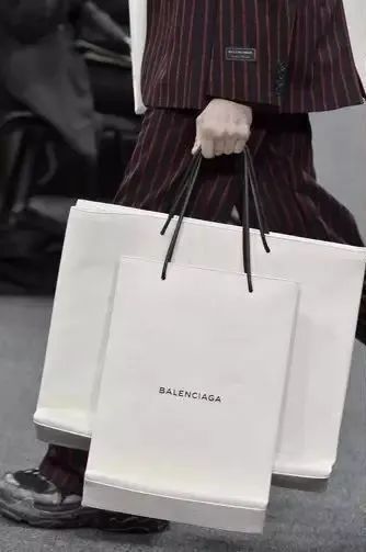 听说，时髦女孩都对购物袋下手了？