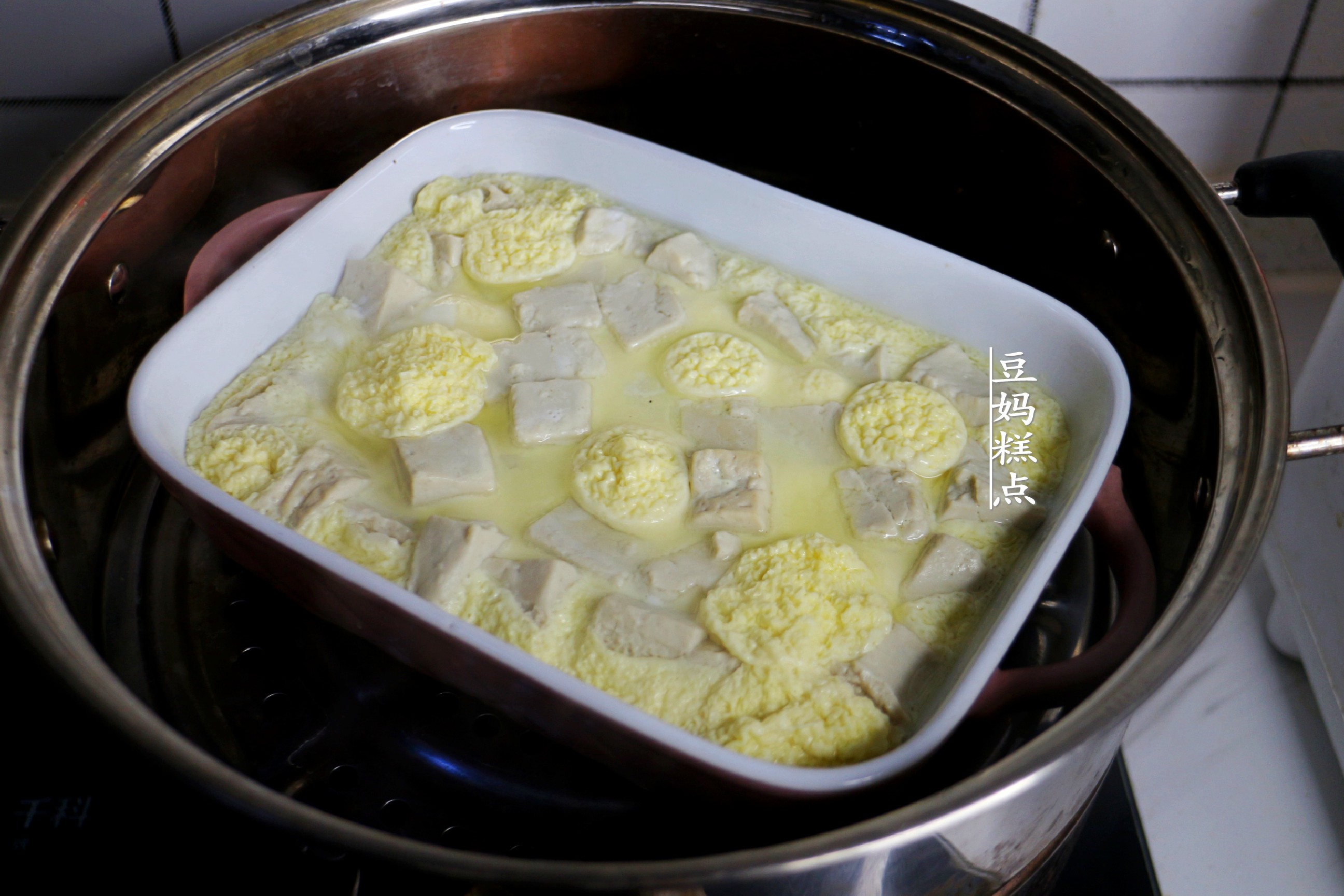 冷天，豆腐和雞蛋一起蒸，簡單又營養，孩子連吃2碗米飯