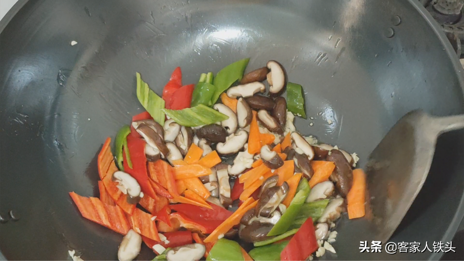 豆腐不要红烧了，加1把香菇这样做，好吃又下饭，大人小孩抢着吃