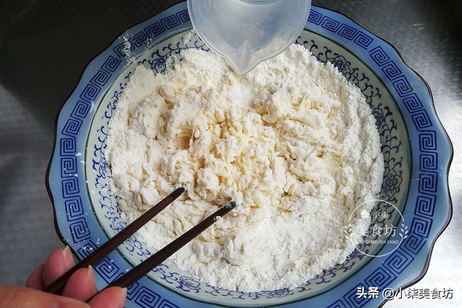 图片[5]-面粉里加一把葱 手不沾面 筷子一搅 5分钟出锅 比面包还松软-起舞食谱网