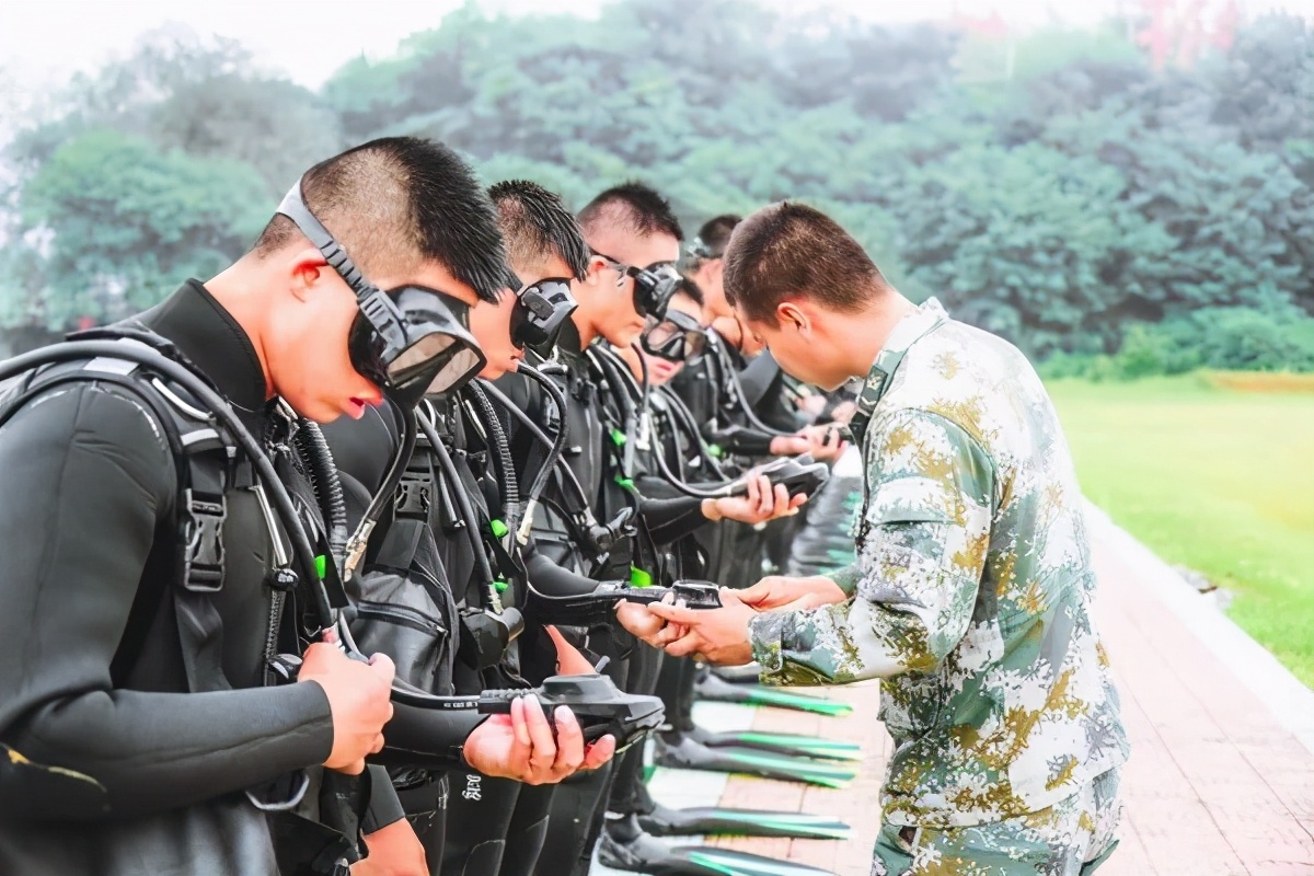 第71集團軍“海鯊”特戰(zhàn)旅：深海蛙人，霸氣水下突擊！