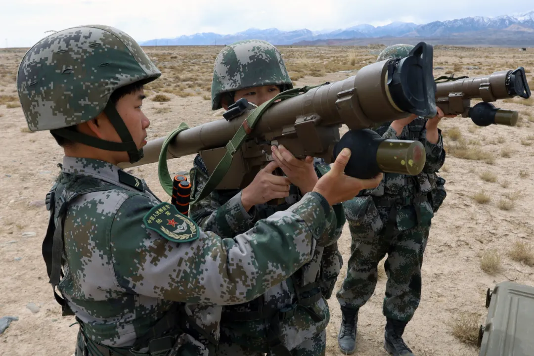 就是这么帅！77集团军小女兵，肩扛新型便携式导