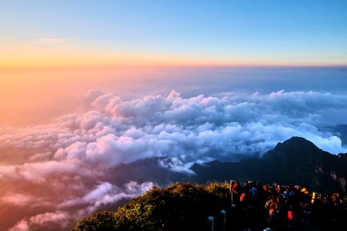 天下名山僧占多 曾祥裕风水团队佛教圣地峨眉山考察记
