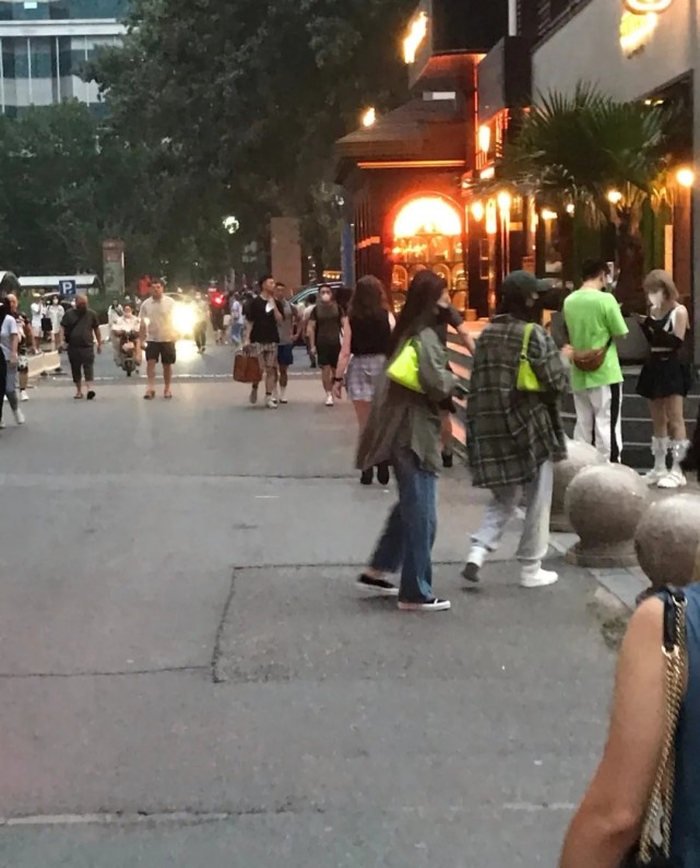 杨幂又双叒被偶遇逛街，购物太大气，网友：她在批发吊带吗
