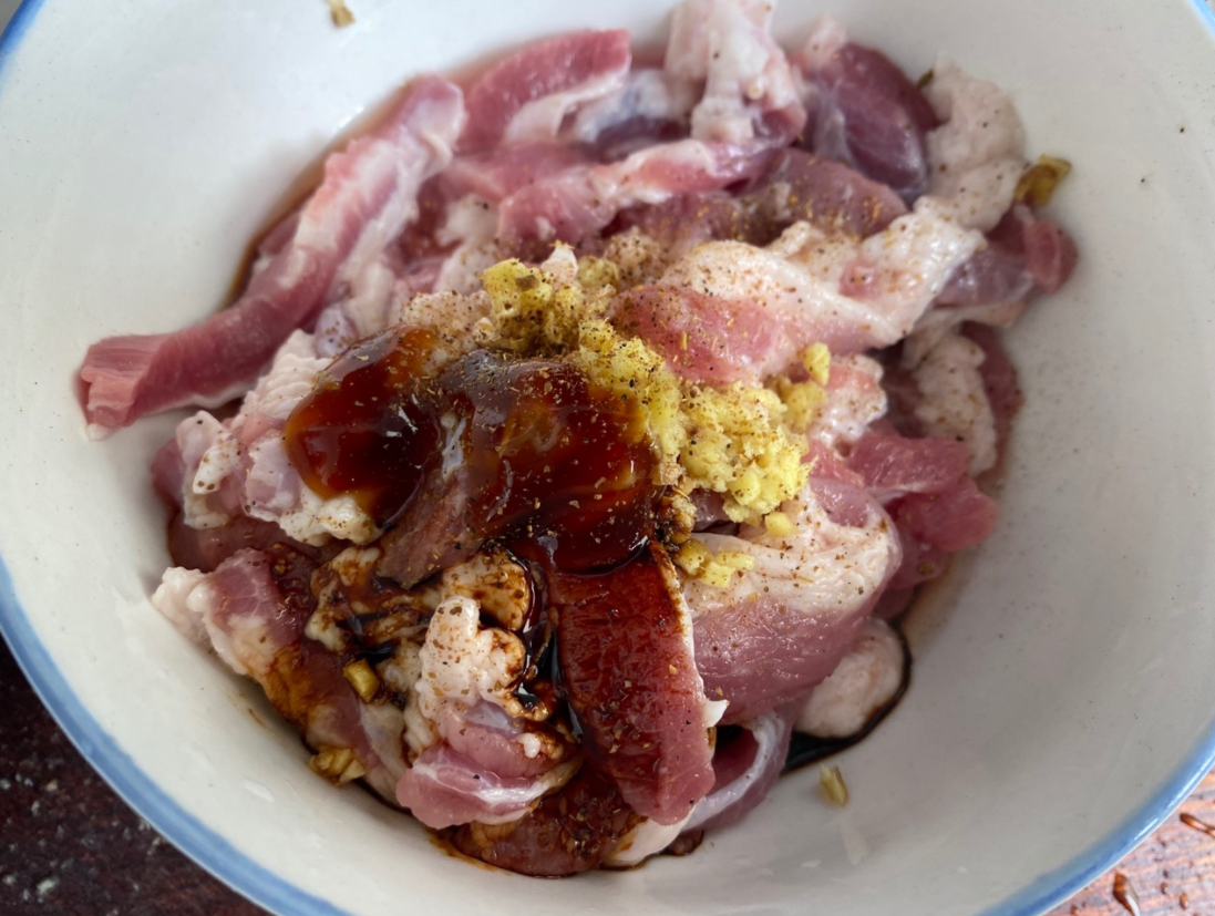 炸酥肉時，只用澱粉是不夠的，多加一樣，酥肉炸出來放涼也不回軟