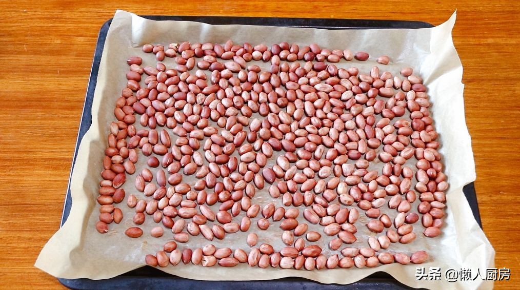 花生米不用水煮，撒點鹽泡一下，比油炸得更好吃，鹹香酥脆