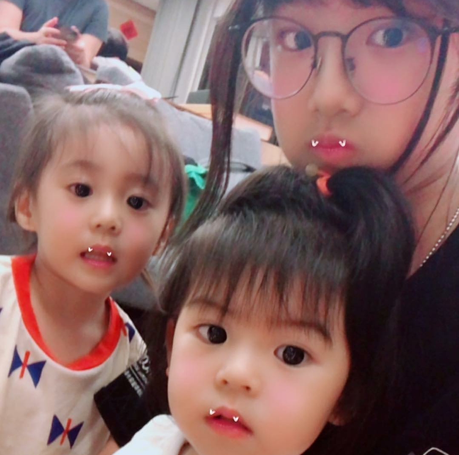 梧桐妹晒咘咘试戴眼镜，文绉绉书生气十足，姐妹俩越来越像