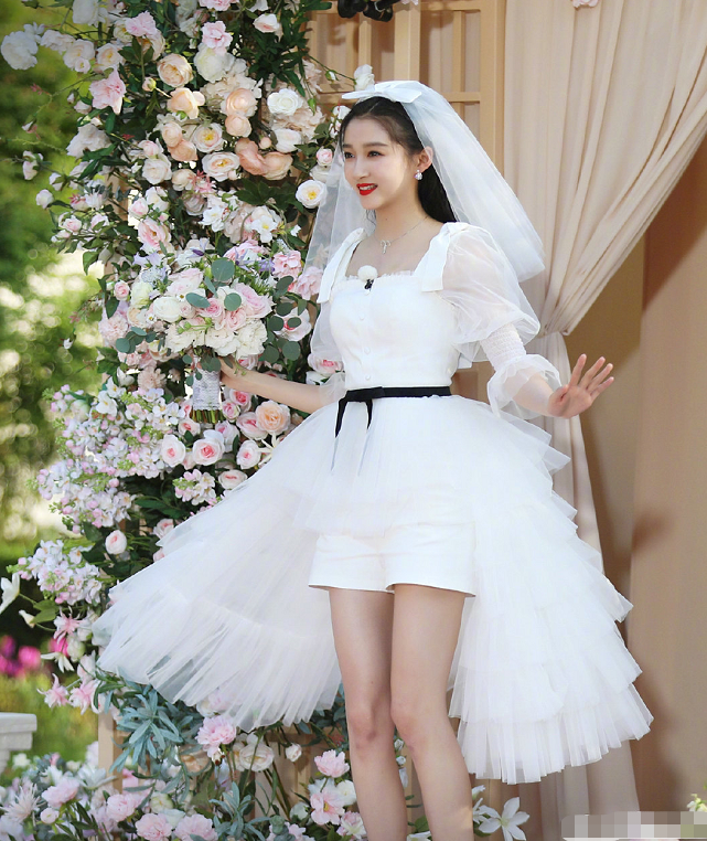 关晓彤也太受宠了吧！别人婚纱都是裙子，只有