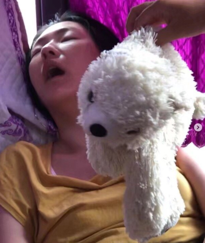 小S迎42岁生日，女儿发妈妈黑照为其庆生，张大