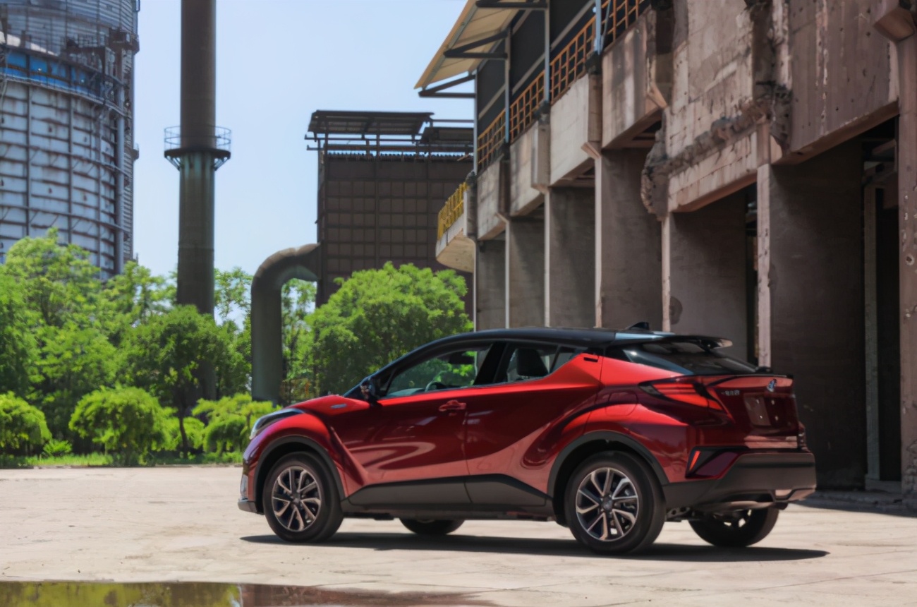 首搭2.0l混合动力 一汽丰田全新奕泽izoa双擎版上市