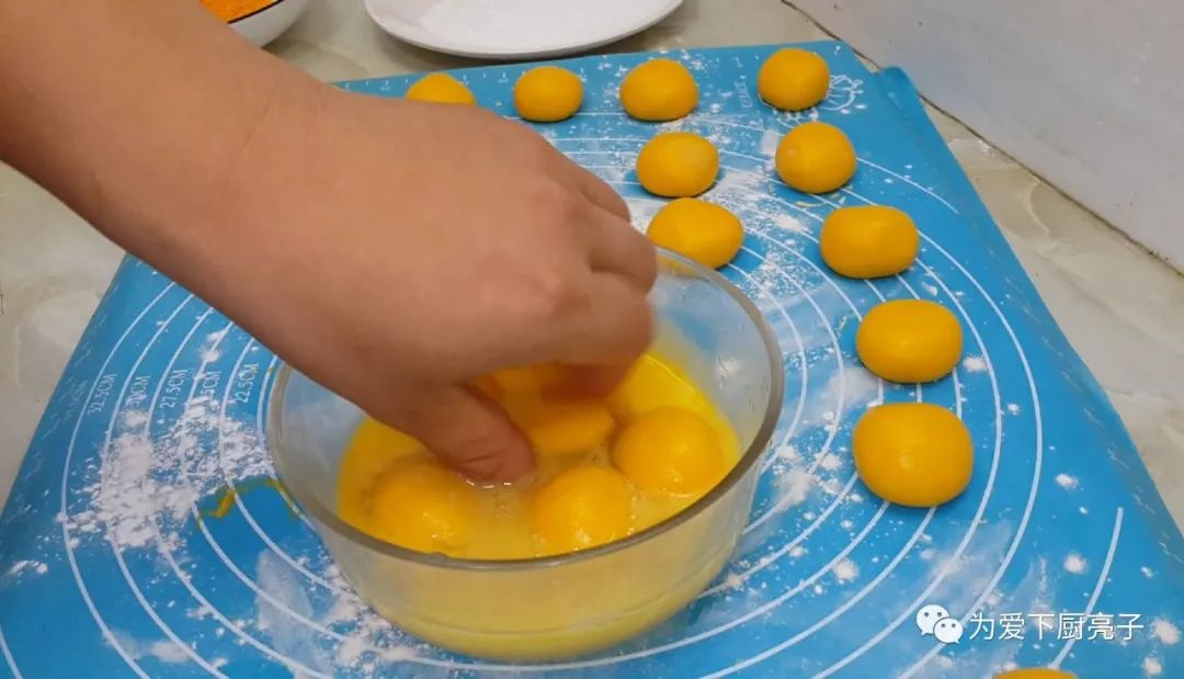 自制南瓜丸子的做法，锅里一炸，出锅不发硬不吸油，全家都抢着吃
