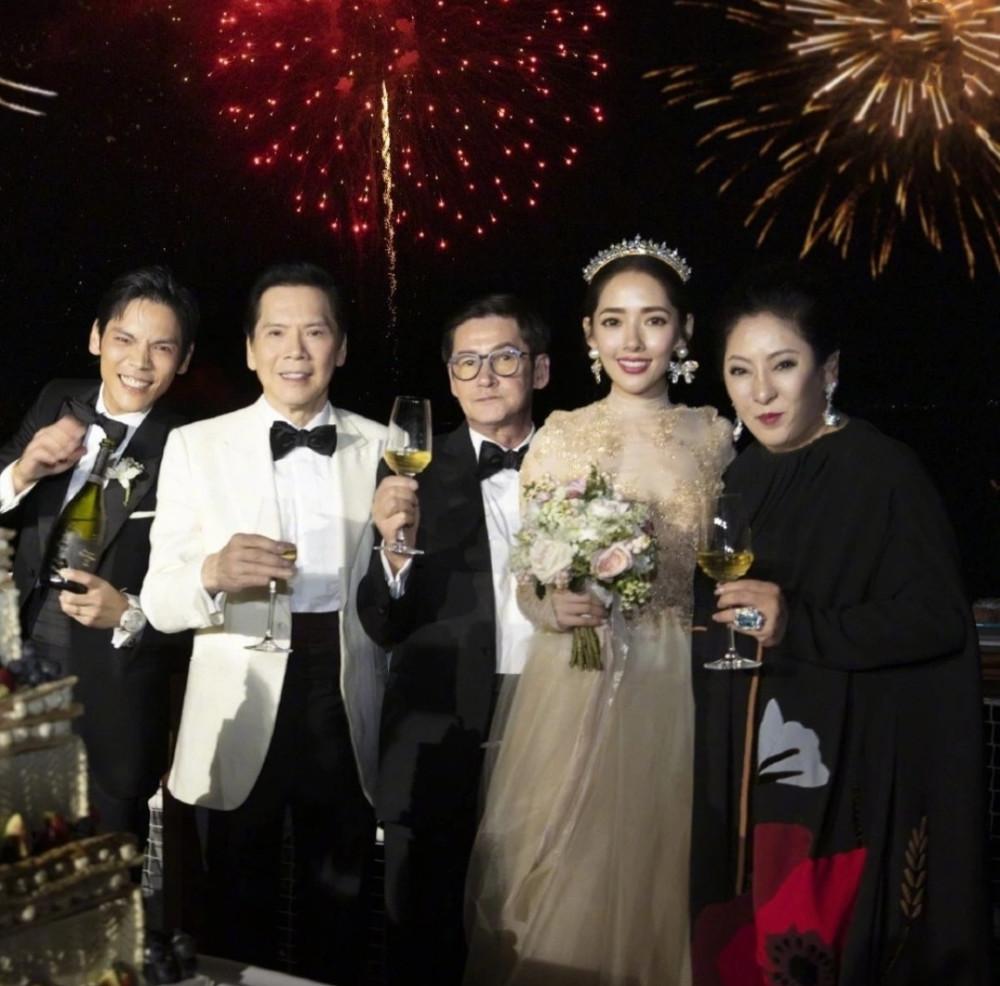 向华强祖孙三代在公园散步，向佐帮郭碧婷拎鞋