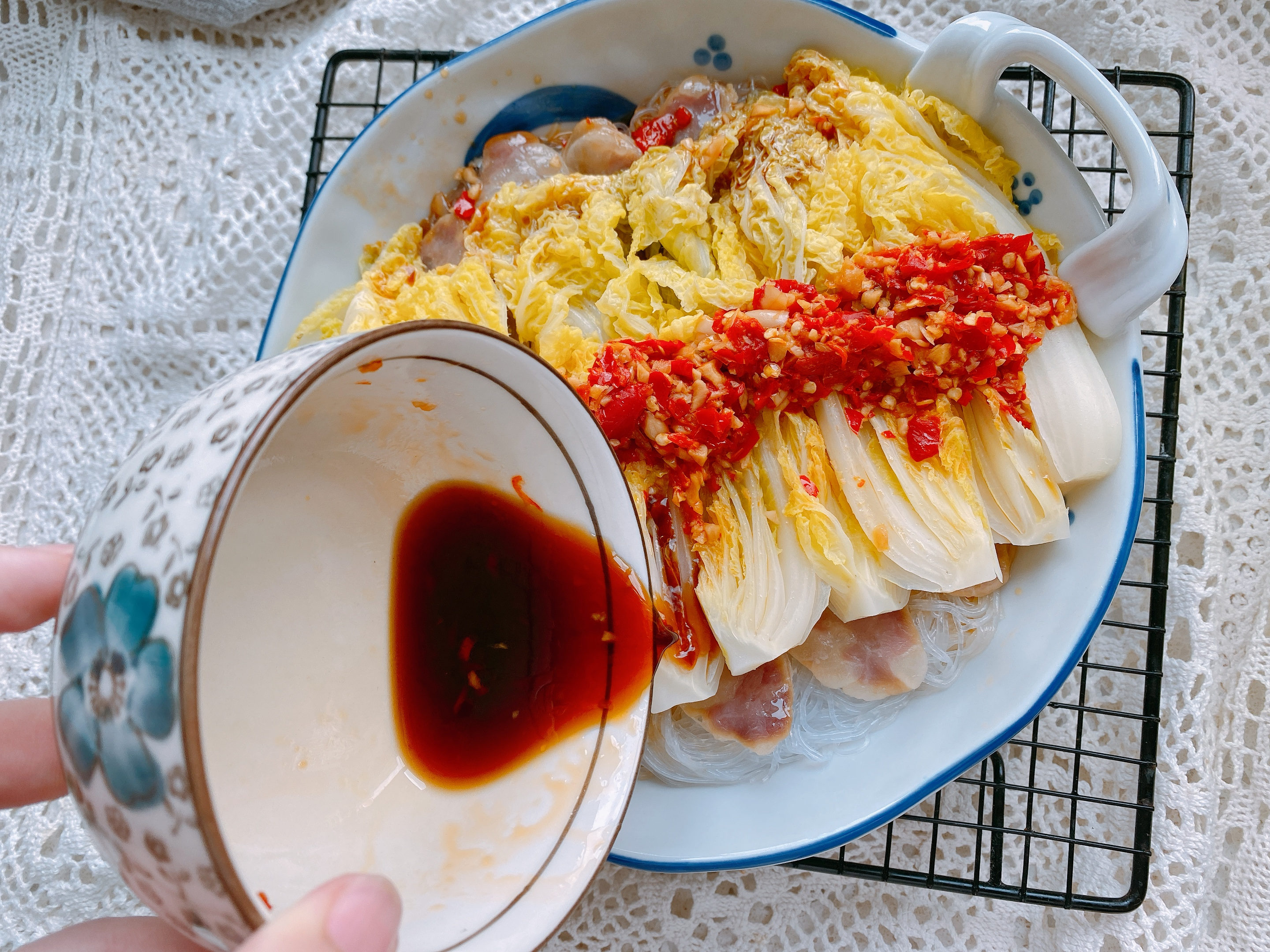 蒜蓉粉丝娃娃菜的家常做法，口感鲜甜，好吃不长胖，10分钟就上桌