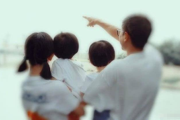 谢娜分享双胞胎趣事，跳跳爱说话情商高像妈妈，俏俏爱唱歌像爸爸