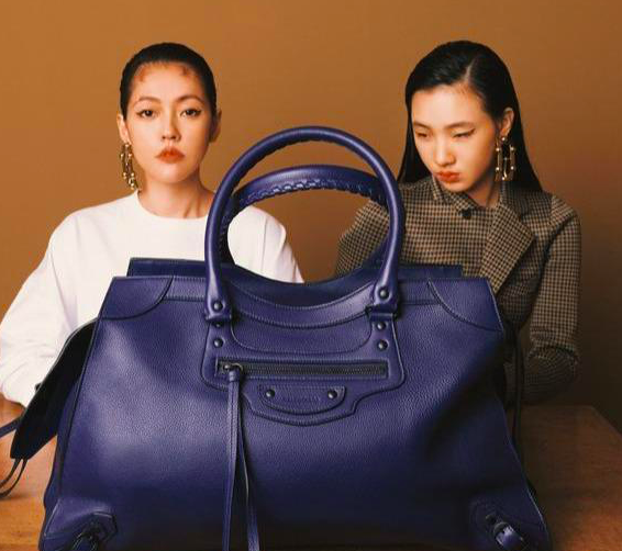 小S“嫉妒”女儿，许曦文对镜笑却被妈妈咬手指，母女俩表情冷漠