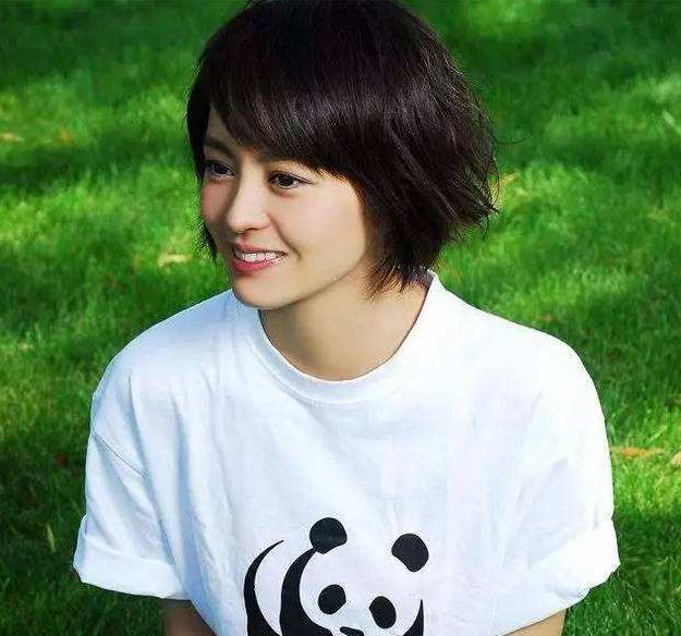 梁咏琪带女儿摘草莓，混血女儿继承妈妈美貌，