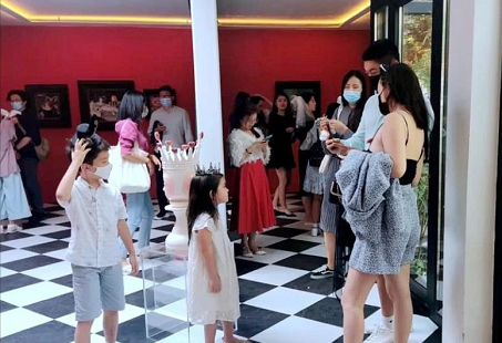 杜江夫妇低调带儿女游玩散心，霍思燕惬意微笑，网友：太幸福了