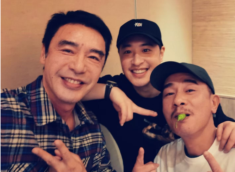 陳小春夫婦好友聚會，鐘鎮濤譚詠麟同框，佘詩曼素顏出鏡讓人意外