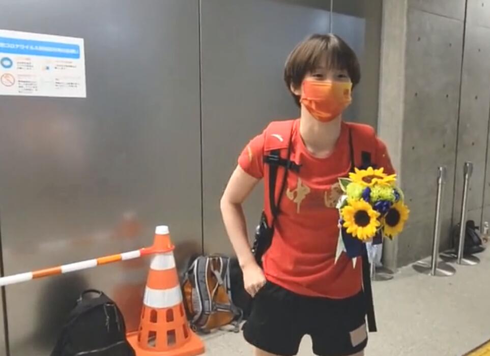 友爱！全红婵上厕所回来顺手拿两折纸，陈芋汐为她看护“长颈鹿”