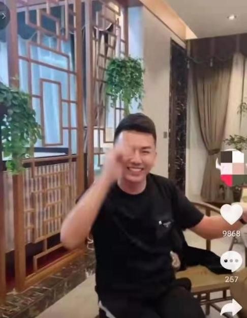 宋小宝娇妻罕出镜，怀中神秘小孩被疑是三胎？