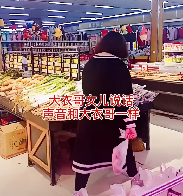 大衣哥女儿买菜被拍，当场发火大声叫喊，肚子