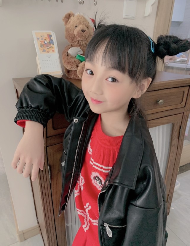 小山竹近照，放假了好心情擋不住，開心賣萌又美又可愛