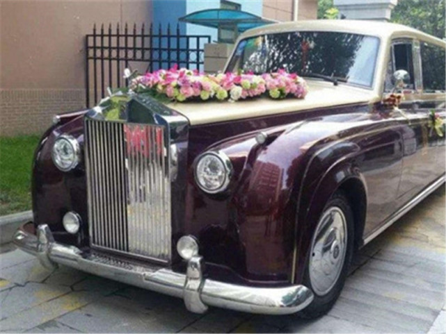 男子花重金租大劳当婚车，事后却得知是国产货