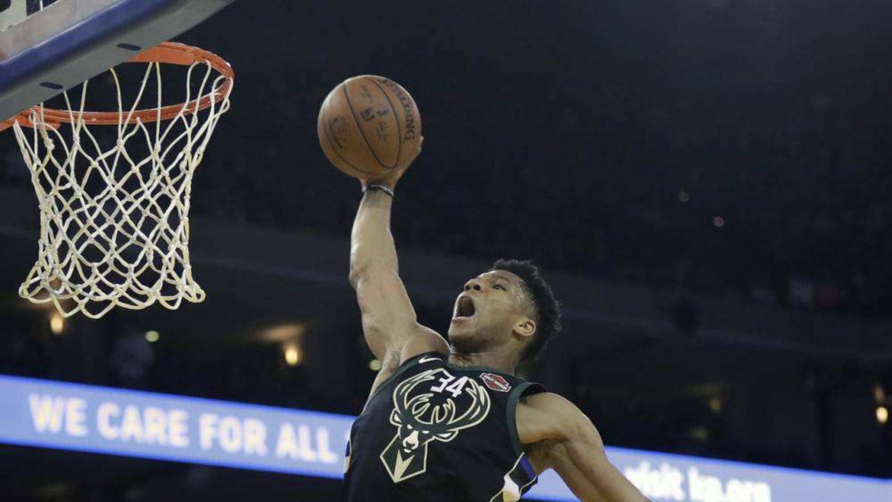 這個笑容引來無限遐想！網球選手問字母哥是否考慮加入熱火，字母哥用了這個動作回應！-黑特籃球-NBA新聞影音圖片分享社區