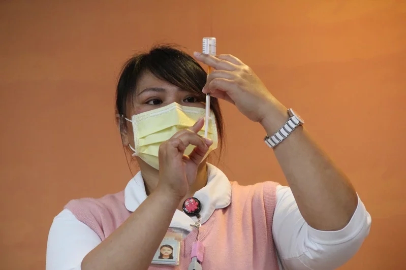 信任度低風險大，新冠疫苗快過期，台灣人還是不想打