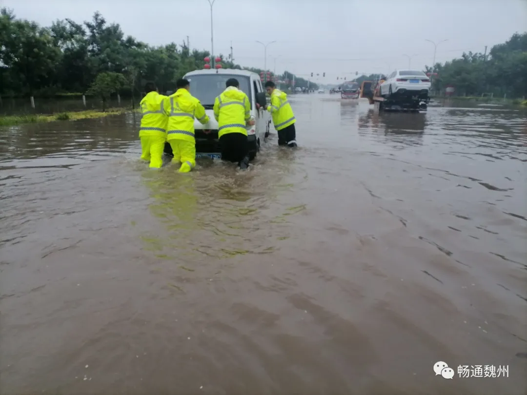 邯郸魏县：暴雨过后积水致车辆抛锚，执勤民警挽起裤腿趟水推车