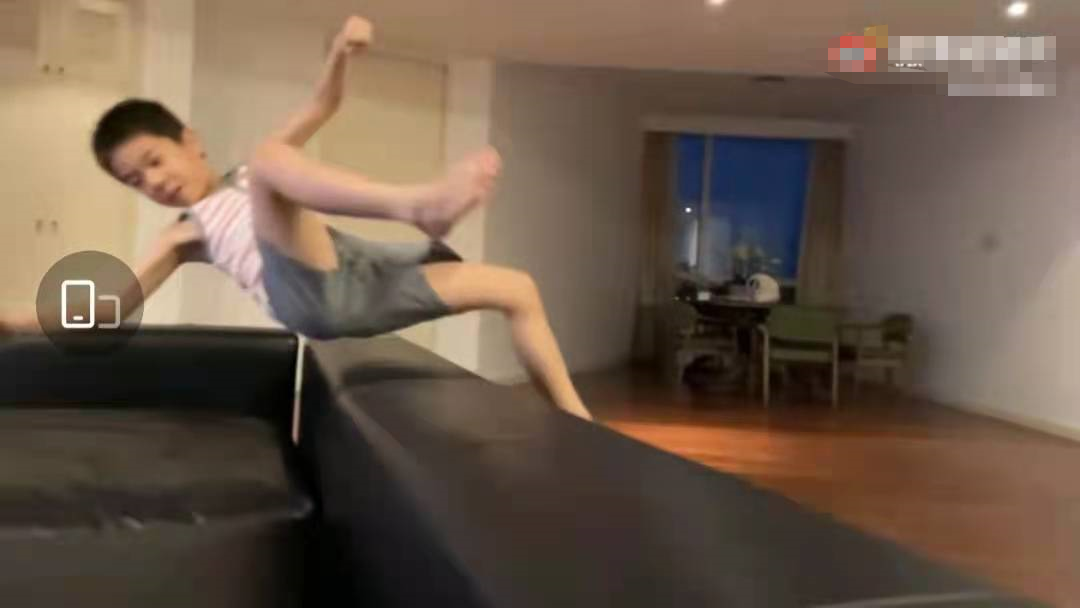 男子跳高双冠军！杜江晒出嗯哼跳高视频，小家伙跳得有模有样太帅