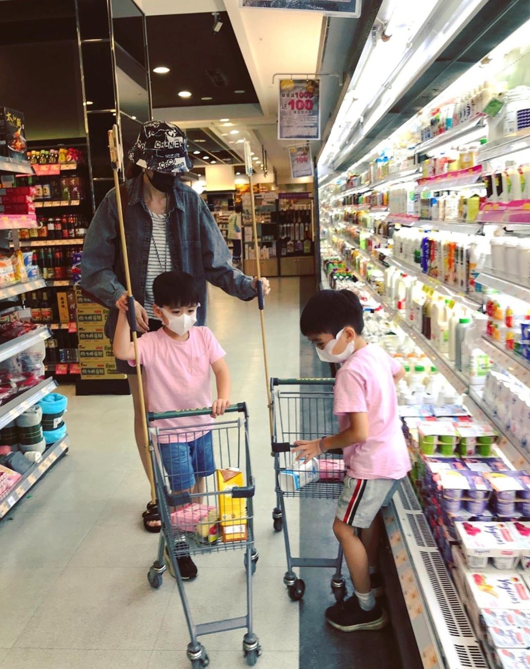 陈若仪带双胞胎儿子逛超市，双子星自己推车，帮妈妈提袋子超懂事