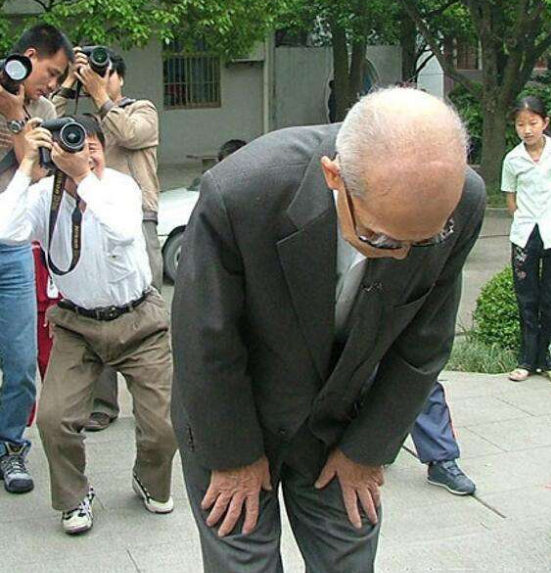 日本老兵重返中国，烈士墓前下跪痛哭，道出60年前的秘密