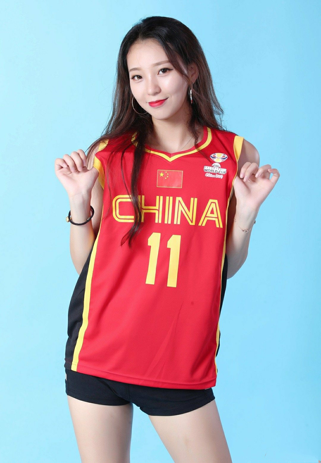 cba篮球宝贝哪个队最漂亮(CBA“最美篮球宝贝”,黄逸辉穿球衣拍写真,她是郭艾伦的粉丝?)