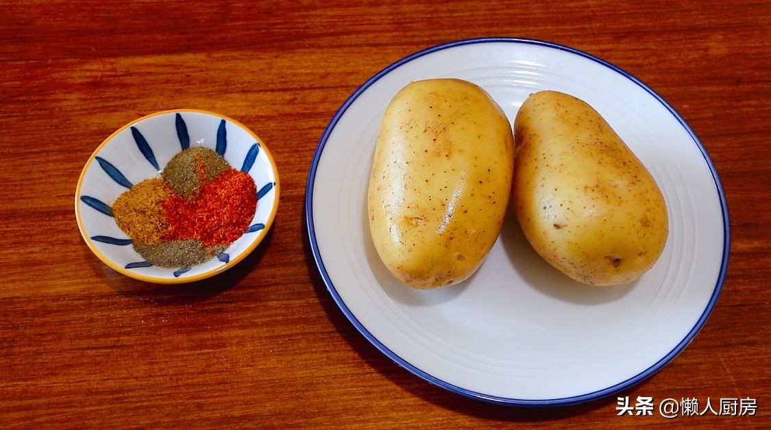 土豆不用炒，撒點辣椒面和燒烤粉，比炸著吃的省油，鹹香軟糯