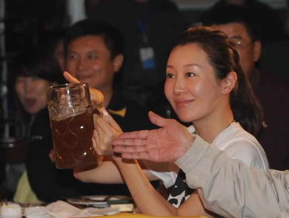 2009年，孙楠为了潘蔚和买红妹离婚，如今50岁买红妹过得又怎样？