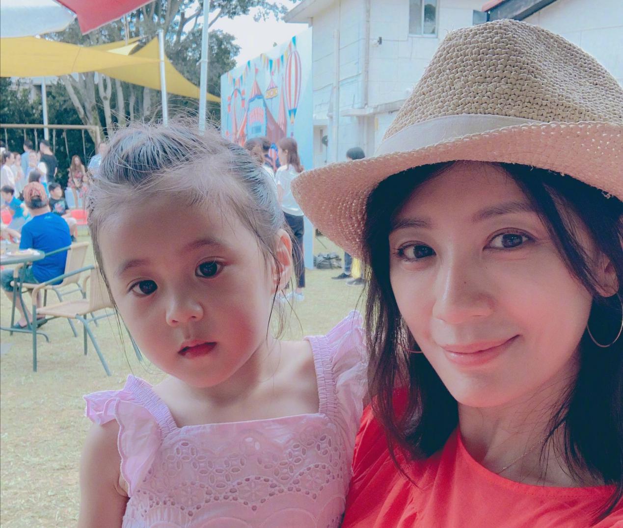 46岁贾静雯美丽依旧，放下爱恨与计较，如今的她活得令所有人羡慕