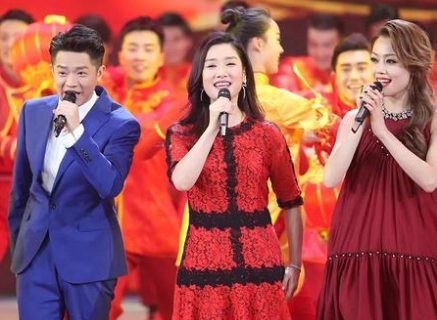 难怪凤凰传奇做不成夫妻，原来玲花嫁给了音乐