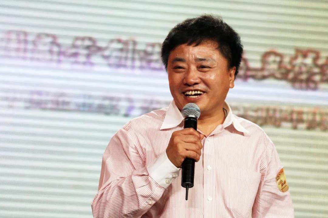 福建穷小子，小学没毕业，逆袭成福州首富，身家580亿却偷税