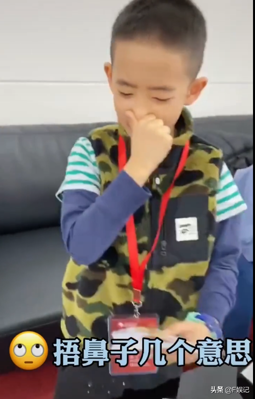 應采兒被兒子小小春嫌棄簽名照網友卻大贊兒子翻白眼像足媽媽