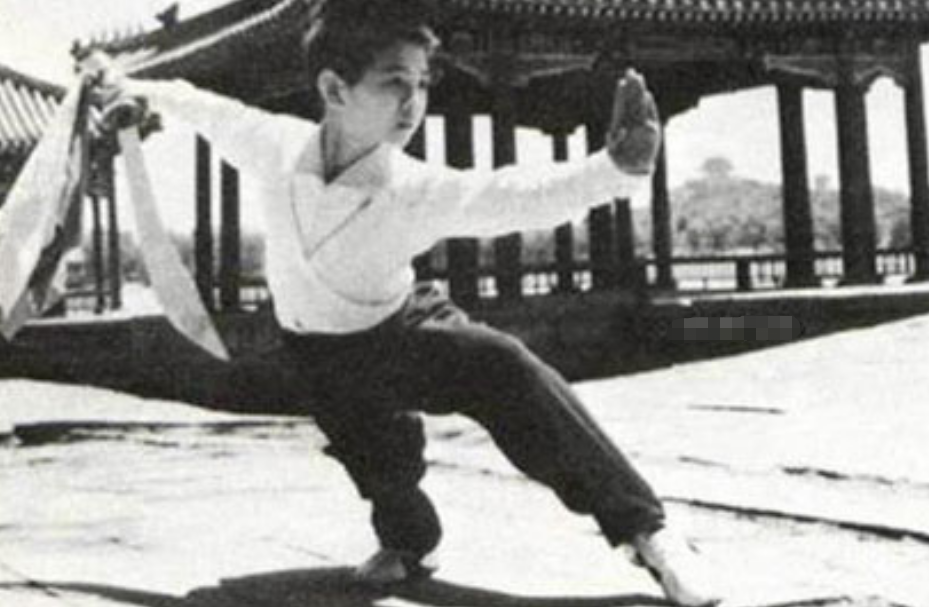 李连杰大火后，请大哥做助理年薪120万，为啥二