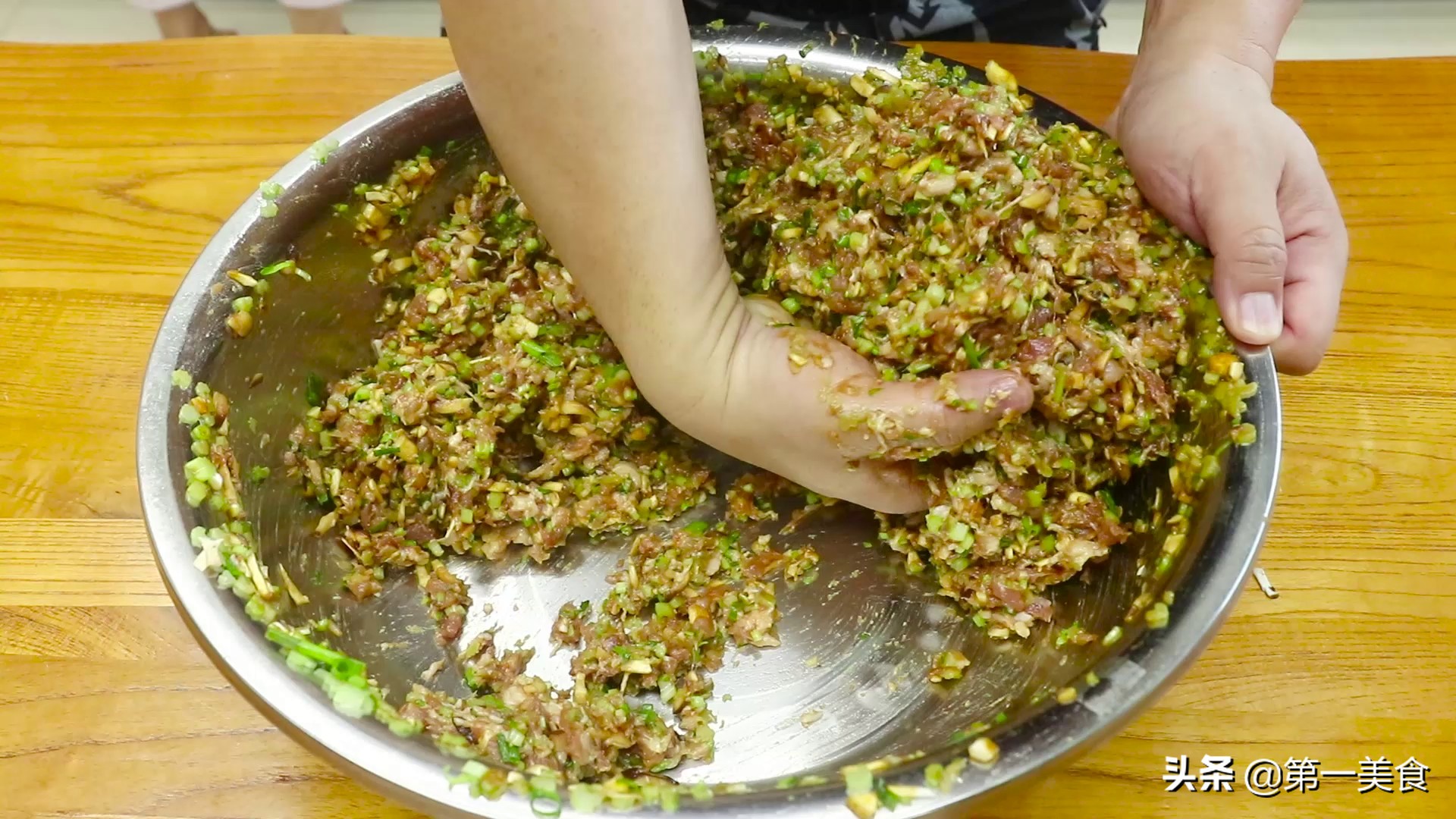 秋天吃饺子，配上香芹香菇调的馅！鲜嫩多汁、好吃还便宜