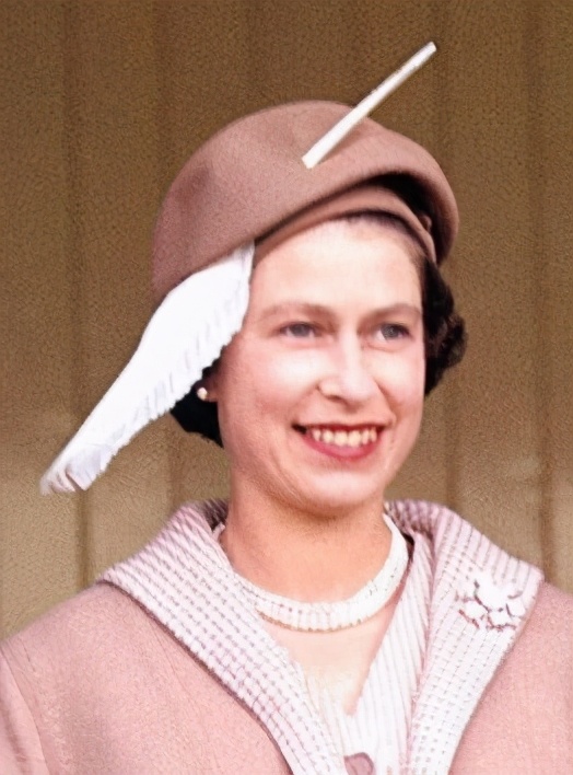 英王室帽子大赏：女王的典雅，戴妃的惹人怜爱，这两姐妹的太奇葩