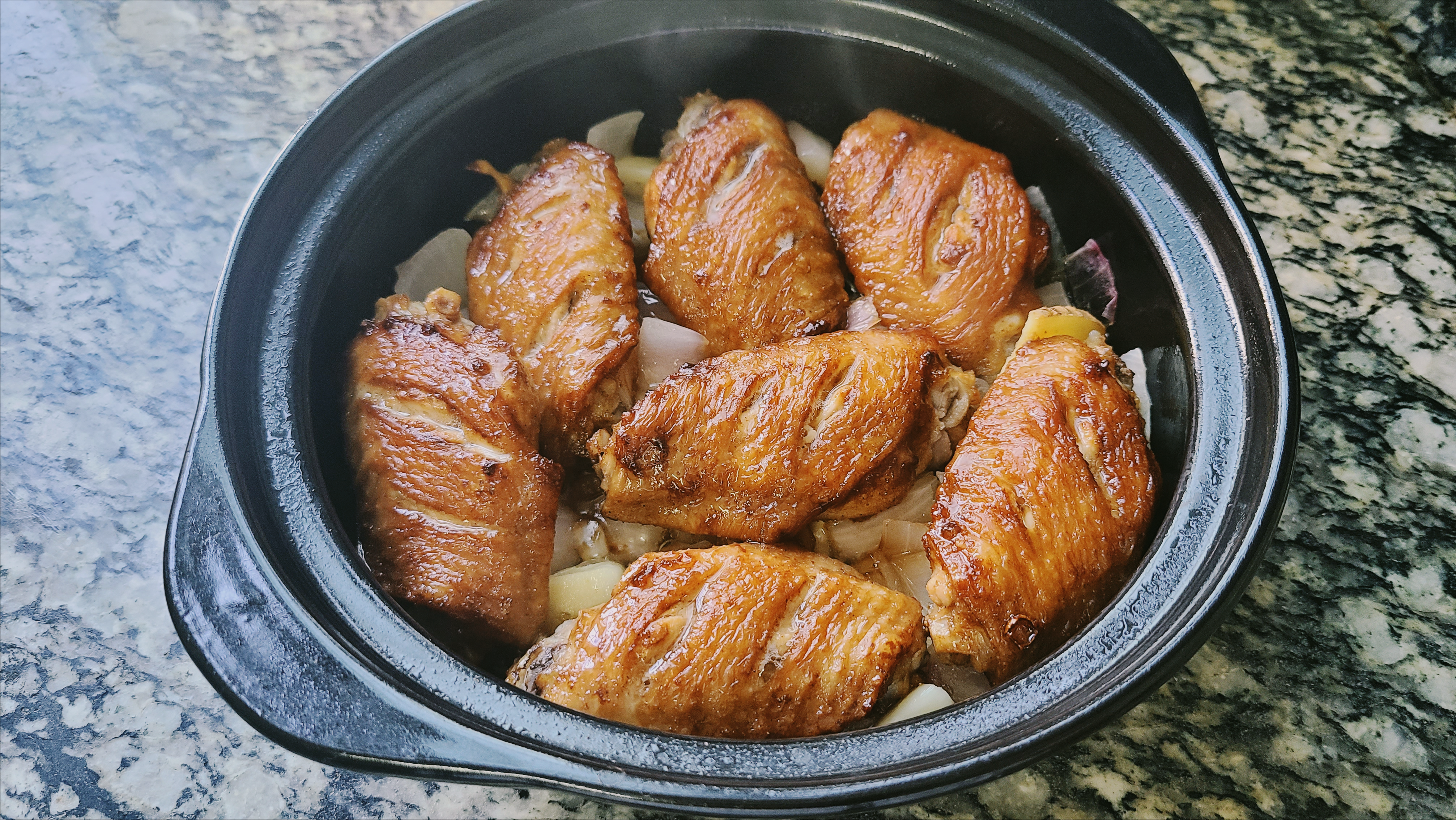 焗鸡翅，广东人这样做鸡翅很好吃，不用水也能做，太香了